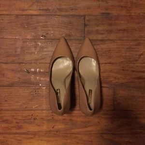 Nude pumps